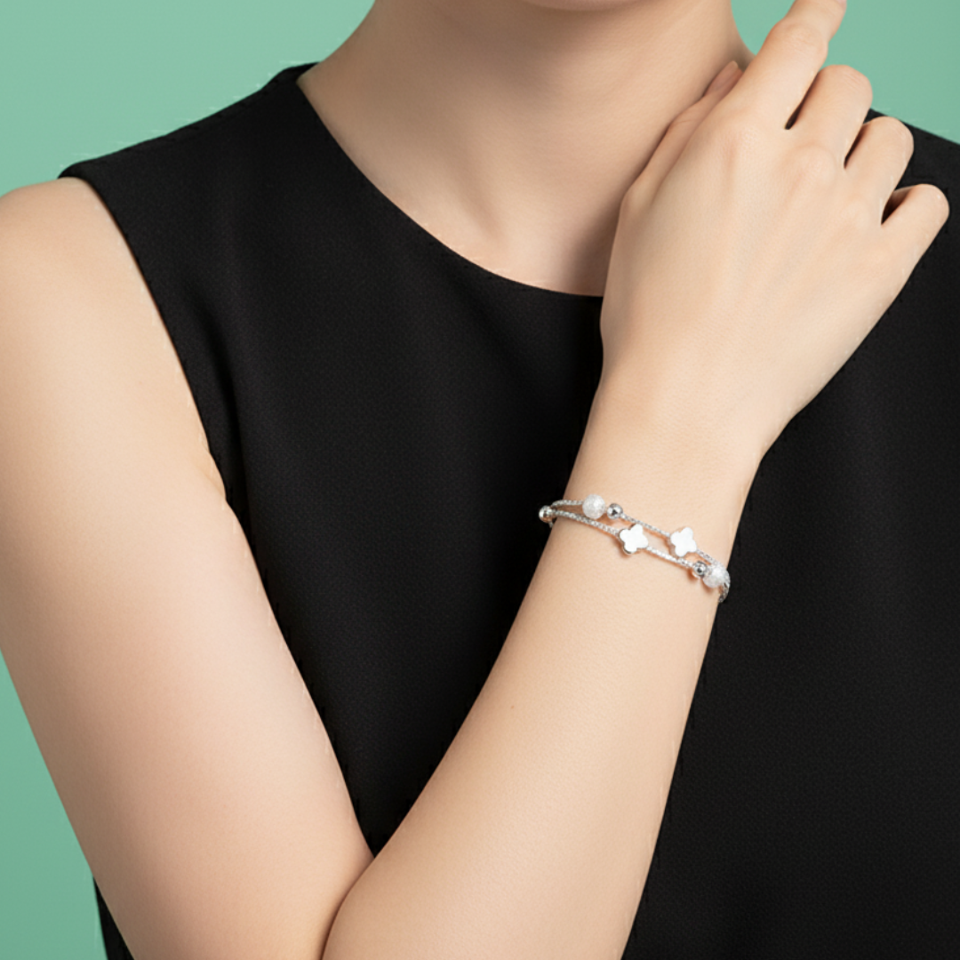 NEXEVO - สร้อยข้อมือ Clovessence สร้อยข้อมือเลเยอร์คู่ จี้โคลเวอร์นำโชค สไตล์เกาหลี เรียบหรู เสริมสิริมงคลให้ชีวิต ไม่ก่อให้เกิดอาการแพ้ ใส่ได้ทุกวัน