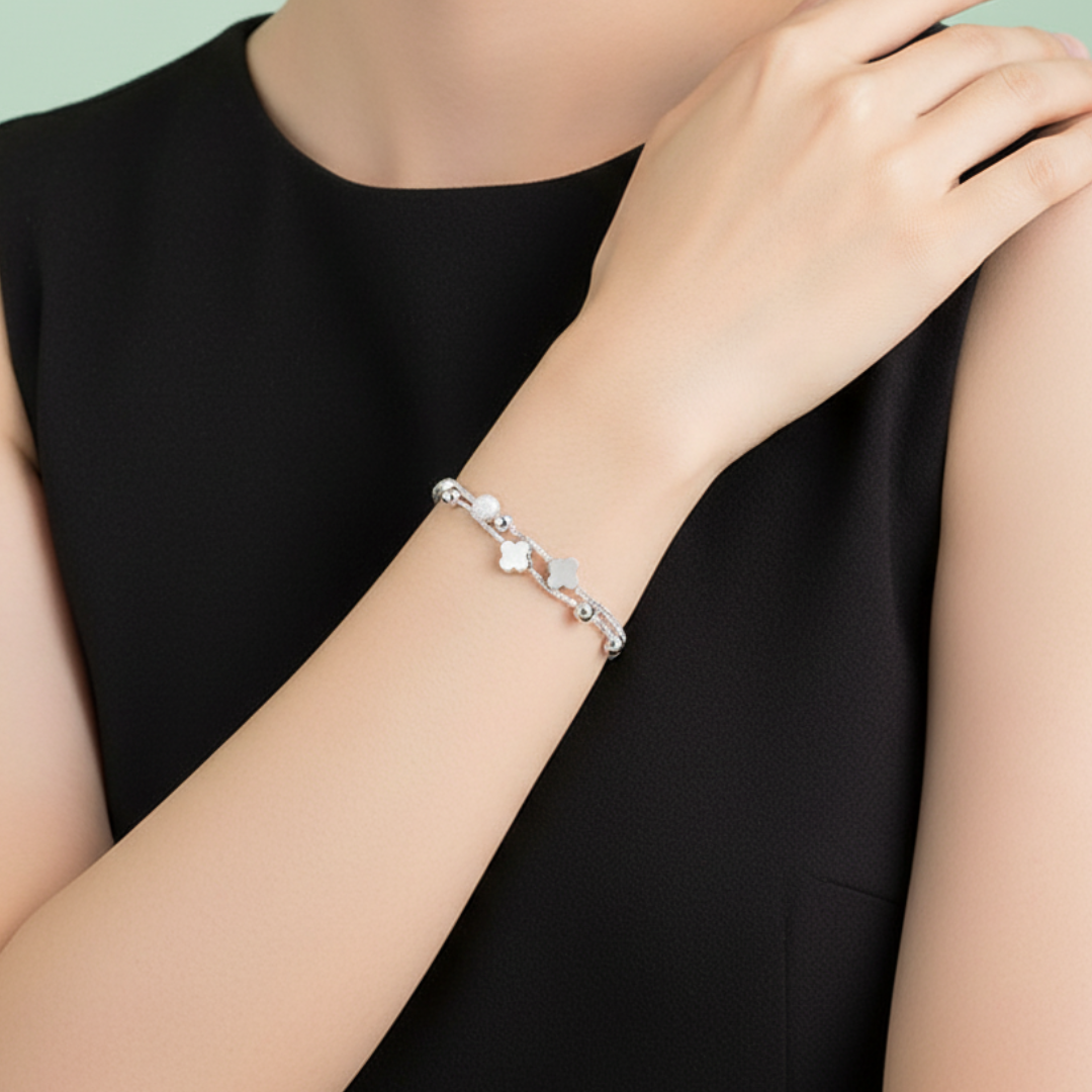 NEXEVO - สร้อยข้อมือ Clovessence สร้อยข้อมือเลเยอร์คู่ จี้โคลเวอร์นำโชค สไตล์เกาหลี เรียบหรู เสริมสิริมงคลให้ชีวิต ไม่ก่อให้เกิดอาการแพ้ ใส่ได้ทุกวัน