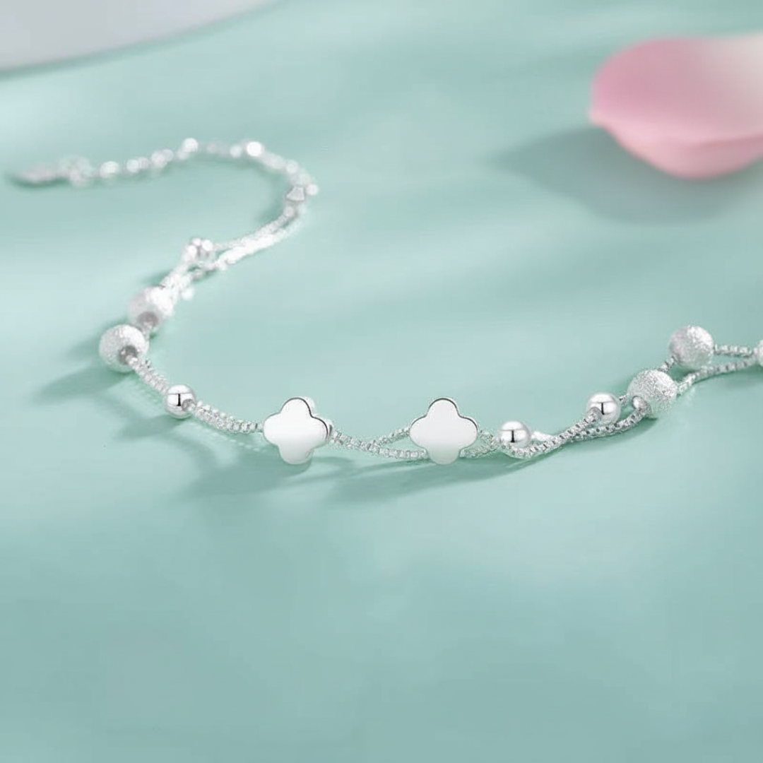 NEXEVO - สร้อยข้อมือ Clovessence สร้อยข้อมือเลเยอร์คู่ จี้โคลเวอร์นำโชค สไตล์เกาหลี เรียบหรู เสริมสิริมงคลให้ชีวิต ไม่ก่อให้เกิดอาการแพ้ ใส่ได้ทุกวัน