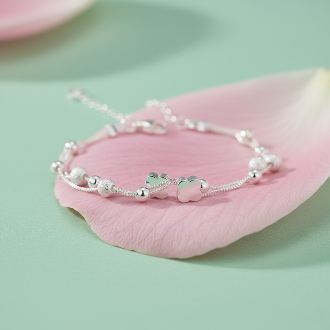 NEXEVO - สร้อยข้อมือ Clovessence สร้อยข้อมือเลเยอร์คู่ จี้โคลเวอร์นำโชค สไตล์เกาหลี เรียบหรู เสริมสิริมงคลให้ชีวิต ไม่ก่อให้เกิดอาการแพ้ ใส่ได้ทุกวัน