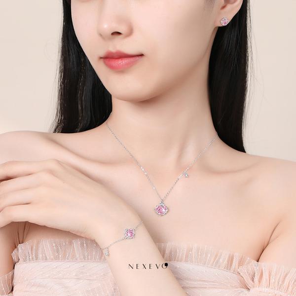 NEXEVO - สร้อยคอ Aurora Blossom สร้อยคอเงิน จี้หัวใจชมพู เสริมโชคด้านความรัก น้ำหนักเบา