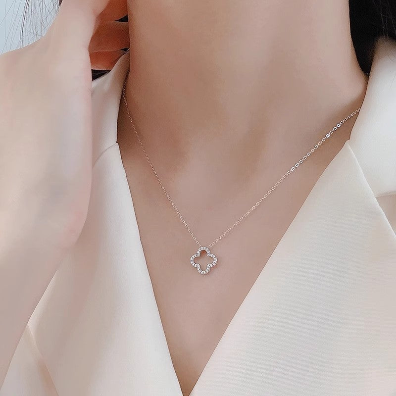 NEXEVO - สร้อยคอ Cloveré สร้อยเงินแท้ จี้โคลเวอร์ฝังเพชร สไตล์เรียบหรู เสริมโชคดี น้ำหนักเบา ใส่ได้ทุกวัน