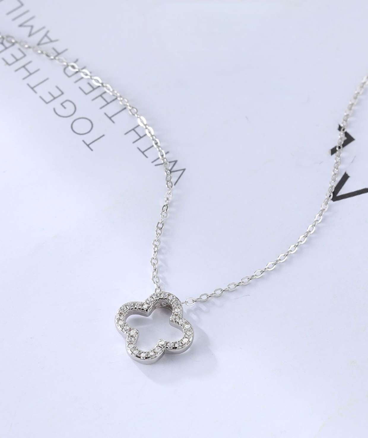 NEXEVO - สร้อยคอ Cloveré สร้อยเงินแท้ จี้โคลเวอร์ฝังเพชร สไตล์เรียบหรู เสริมโชคดี น้ำหนักเบา ใส่ได้ทุกวัน