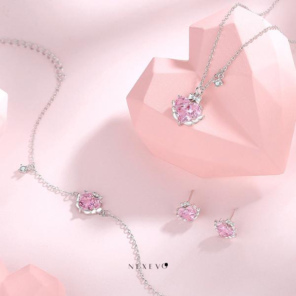 NEXEVO - สร้อยคอ Aurora Blossom สร้อยคอเงิน จี้หัวใจชมพู เสริมโชคด้านความรัก น้ำหนักเบา